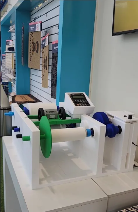Rollómetro fabricado por encargo para Hospicenter: máquina motorizada que hace girar cada rollo de papel y mide los metros reales que trae, diseñada y producida por PLAPY para el control de calidad del cliente.