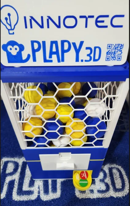 PlapyMachine: máquina dispensadora diseñada y fabricada a medida para la activación de INNOTEC UCA 2026 en el stand.