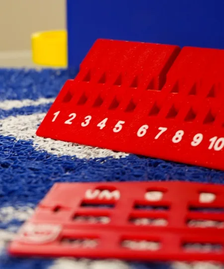 Material didáctico de Te.sonrío fabricado en serie: tableros numéricos con la identidad de la marca, listos para vender.
