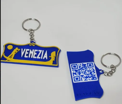 Llaveros QR corporativos de Venezia S.A. en dos versiones, fabricados en serie para el evento Gastronomik.