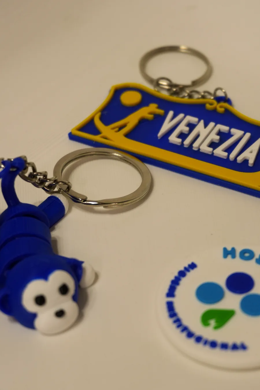 Llaveros personalizados producidos en serie para Venezia S.A., idénticos pieza a pieza.